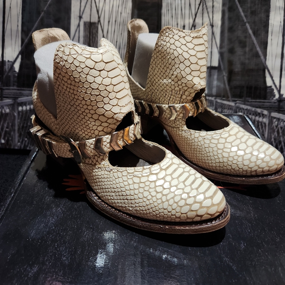 BNIB White Snake Blade 7